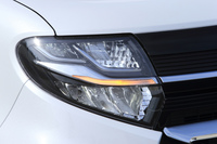 ラインナップは、これまで同様「タント」と「タントカスタム」の2モデル構成。ドレッシーなカスタムにはシーケンシャルウインカーが装備されていた。