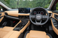 大幅に質感が向上したインテリア。メーターパネルは「S」「S e-4ORCE」が機械式の速度計およびエンジン回転計と、インフォメーションディスプレイの組み合わせ。その他のグレードは12.3インチのフル液晶となる。(写真:向後一宏)