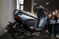 「ヤマハEC-05」は、Gogoroの電動スクーター「Gogoro2」のプラットフォームをベースに、外装類にヤマハ独自のデザインを用いたものだ。