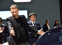 ブースに展示された「ヴィジョンEQS」を前に、生みの親であるホルガ―さんがデザインのポイントを熱く語った。