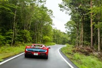 電動パワートレインを上手に使えば、峠やサーキットでエンジンの快音を楽しみつつ、市街地では電動走行で粛々と……といった走らせ方も可能。PHEVのスーパースポーツならではの楽しみ方といえるだろう。