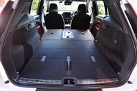 後席を倒し、荷室の容量を最大化した状態。後席の背もたれは60:40の分割式で、センターにはスキーホールも備わる。