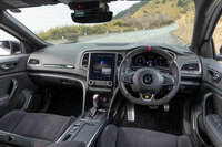 カーボン調の装飾と赤い差し色がスポーティーなインテリア。ナッパレザーとアルカンターラのコンビステアリングには、やはり赤でセンターマークが施されている。