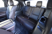 3列目シートは定員2人で、50:50の分割可倒式。