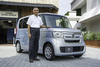 白土さんおすすめの、ノーマルモデルに訴求色である「モーニングミストブルー・メタリック」という構成。「N-BOX」の世界観にマッチするという。