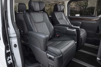 特等席である2列目には「エグゼクティブパワーシート」を標準装備。大型のアームレストや電動のオットマンが備わるほか、表皮のステッチも前席よりきめ細かい。