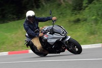 新型「カタナ」は、発進時や低回転走行時にエンジン回転数の落ち込みを抑える「ローRPMアシスト」を搭載。渋滞およびUターンの際に安心感が得られるとアピールされる。電子制御式ABSも標準装備。