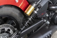 足まわりは他のモデルと大きく異なり、フロントフォークは正立から倒立に変更。リアには調整機構付きのピギーバックショックを装備している。