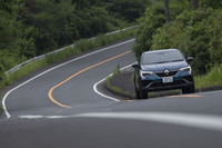 「アルカナ」には「CMF-B」と呼ばれる最新世代のプラットフォームが使用されている。これはルノーが主導し、アライアンスパートナーである日産、三菱との3社によって共同開発されたもので、Cセグメントモデルにも対応する高い多様性が特徴だ。