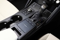 インフォテインメントシステムの操作デバイス「リモートタッチ」(写真中央)は、56×46mmサイズだった静電タッチパッドが65×62mmに大型化。操作性の向上が図られた。