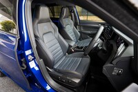 ヘッドレスト一体型のスポーツシート。表皮は「ゴルフR」がファブリックとマイクロフリース、「ゴルフRアドバンス」がナッパレザーとなり、また後者には電動調整機構やシートベンチレーション機能(運転席・助手席)も装備される。