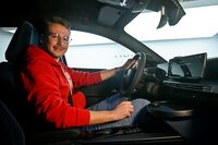 身長1.83mの私でも、小さなイプシロンのフロントシートにはゆったりと座れる。ブルーのベロアシートは見た目だけでなく、座り心地もいい。