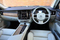 スイッチやボタンの数が極力抑えられたインテリア。車両設定やインフォテインメントシステムの操作は、センターの9インチディスプレイを介して行う。