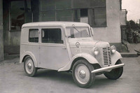 日産がリリースした「ダットサンDA型」。後に、より流線形のボディーをまとう「DB型」が登場した。