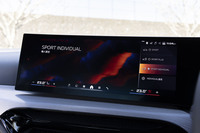 ドライブモードの「スポーツ」には「スポーツ+」に加えて、足まわりやドライブトレインなどの一部の設定項目を個別に変更できる「スポーツ インディビジュアル」も設定されている。