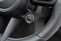 ステアリングホイールに備わるドライブモードセレクター。「マカンT」ではスポーツクロノパッケージが標準装備となっており、ダイヤル式コントローラーの中央には、「スポーツレスポンスボタン」が付いている。