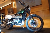 「スクランブラー1200 XC」。オンロードとオフロードの両方で走行性能を発揮できるよう仕立てられている。