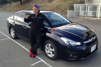 マリオ高野氏と愛車の「スバル・インプレッサG4」。