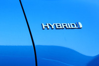フロントフェンダー部に備わる、“HYBRID”エンブレム。