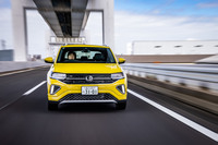 プラットフォームは従来型と同じく、「ポロ」でも使用される「MQB」。以前は3気筒エンジン特有のノイズや振動が気になったが、最新版ではエンジンがスムーズさを増し、ノイズや振動もだいぶ抑え込まれた印象だ。