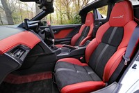 専用スポーツシートの表皮は、本革とラックススエードのコンビ。シートヒーターも備わっている。