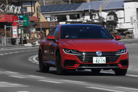 高速道路を降り、一般道でのドライブフィールをチェック。柔軟性の高いコンパウンドとラウンド形状のサイドウオールがかなえる“当たりの柔らかさ”を実感した。