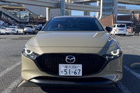 Cセグメントモデル「アクセラ」の4代目モデルにあたる「マツダ3」は、2019年5月に登場。グローバルな名称に統一された車名が話題を呼んだ。最新ラインナップは2024年8月に発表された改良モデルで、今回はドアミラーやホイール、シグネチャーウイングなどをブラックで統一する特別仕様車「XDレトロスポーツエディション」に試乗した。車両本体価格は350万2400円。