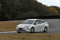 新設計のリアサスペンションなどの採用により、走りの進化が気になる新型「トヨタ・プリウス」。
	(写真=高橋信宏)