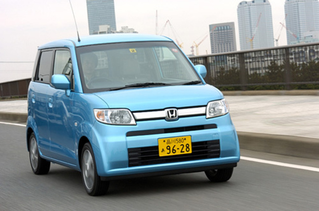【スペック】ゼストW:全長×全幅×全高=3395×1475×1635mm/ホイールベース=2420mm/車重=900kg/駆動方式=FF/0.66リッター直3SOHC6バルブ(52ps/6700rpm、6.2kgm/3800rpm)/価格=122万8500円(テスト車=152万7750円/HDDインターナビシステム=24万1500円/ディスチャージヘッドライト=5万7750円)