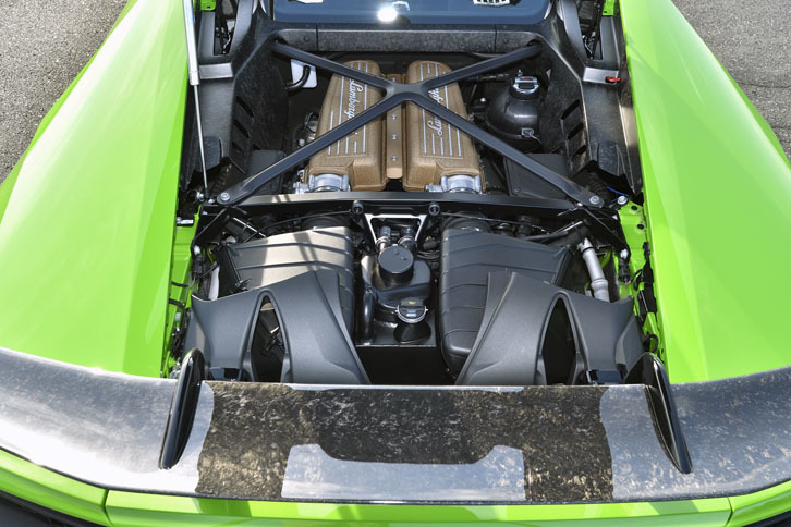 610psから640psへと強化された5.2リッターV10自然吸気エンジン。ランボルギーニのスペシャルモデルの伝統を受け継ぎ、エンジンのヘッドカバーの色はブロンズとされる。