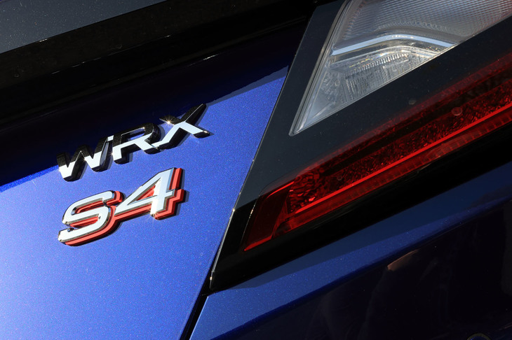 「WRX」シリーズのなかでも、「WRX S4」は2009年に登場した2.5リッターエンジンのATモデル「インプレッサWRX STI Aライン」を起源とするモデルだ。4WD機構に「VTD-AWD」を採用する点も共通する。