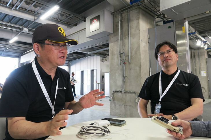 今回話をうかがった、ゼネラルモーターズ・ジャパンの上原慶昭氏(写真向かって左)と、中野 哲氏(同右)。よく見れば、上原氏がかぶっているのはコルベットレーシングの“JAKE”スカル キャップである。氏のコルベット愛が感じられた。