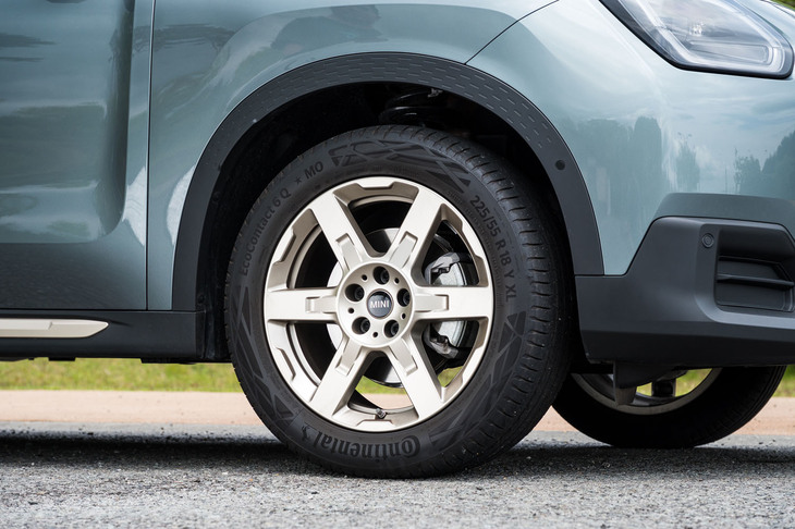 「S ALL4」のホイールサイズは18インチが標準で、タイヤサイズは225/55R18となる。19インチのタイヤ&ホイールセットを装着するには「John Cooper Works」トリムを選ぶ必要がある。
