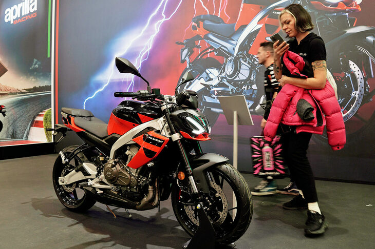 アプリリアはスポーツネイキッドモデル「トゥオーノ457」を発表した。これは2024年モデルとしてラインナップに加わった、2気筒エンジンを搭載するスーパースポーツモデル「RS457」のネイキッドバージョン。アプリリアは排気量656ccの2気筒モデル「RS660」で世界的に好セールスを続けており、それはRSのネイキッド版であるトゥオーノファミリーも同様だ。いっぽう小排気量の457シリーズは、初心者も含めより幅広いライダー層を狙ったモデルで、このトゥオーノ457も戦略的に重要な役割を担っている。