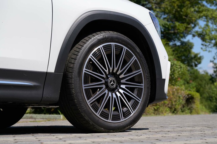エクステリアではホイールの意匠も変更。「GLB200d 4MATIC」のタイヤサイズは235/55R18が標準で、「AMGラインパッケージ」を選択すると、写真の20インチホイールと235/45R20サイズのタイヤが装着される。