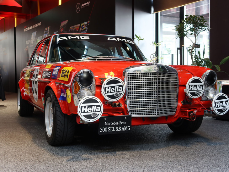 「メルセデスAMG GT63 4MATIC+ クーペ」の発表会場に展示された「メルセデス・ベンツAMG 300SEL 6.8 レーサーレプリカ」。