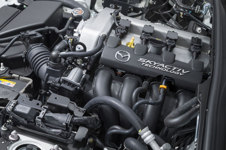 1.5リッター直4自然吸気エンジン「SKYACTIV-G 1.5」(写真)も、2リッターユニットに投入された燃焼改善技術を採用。全回転域で従来型と同等以上のトルクを得た上で、エンジンレスポンスの向上も図られた。