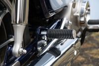 乗車定員は2人。車体後方にはタンデム乗車用の折り畳みペダルも備わる。