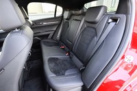 座面と背もたれにアルカンターラが配された後席。中央席の背もたれは、左右席のひじかけを兼ねる。