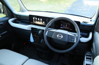 「ルークスX」のインストゥルメントパネル。12.3インチの大型統合インターフェイスディスプレイの採用は「ハイウェイスター」と共通だが、ダッシュボードは硬い素材のままで、ステアリングホイールとフロントシートのヒーターも標準では装備されない。