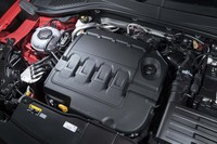 最高出力150PS、最大トルク340N・mの2リッターディーゼルターボエンジンを横置きで搭載。驚くような加速力はないが、極めて実直に仕事をするエンジンだ。