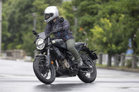 エンジンの特性は高回転型で、元気に走らせるにはメリハリのあるスロットル操作が必要となる。液晶ディスプレイのインジケーターとも相まって“気分がアガる”キャラクターの持ち主だったが、試乗日の天候は、ご覧のとおりの雨だった。