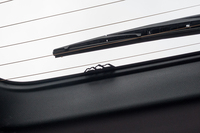 テールゲートウィンドウに描かれた山並み。モチーフは上毛三山だろうか。こうしたあしらいが車内外の随所に隠されている。