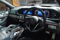 内装色に「MANUFAKTURブラックパール」を採用。インテリアはダークシャドークロームパーツと専用装備でゴージャスに仕上げられている。