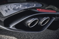 アクラポビッチ製エキゾーストシステムを採用。リアマフラーがチタン製、フィニッシャーがカーボン製となる。