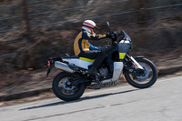 エンジンは75°のクランク位相角によって蹴り足の強さを実現しつつ、振動を抑制するためにバランサーシャフトを採用。ロングツーリング時の快適性にも配慮されている。