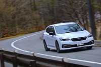 フロントにはショーワ製の周波数応答型ダンパー(SFRD:Sensitive Frequency Response Damper)を装備。路面入力の振動周波数に応じて減衰力が自動で変わる。