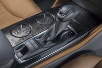 ブラックステッチを施したシフトブーツ。欅(けやき)調の黒木目パネルとともに、上質な室内空間を演出する。