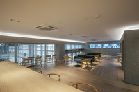 「ヒョンデカスタマーエクスペリエンスセンター横浜」の2階に用意されるカフェスペースとラウンジ。ここから整備工場での車両整備状況をモニターを通じて確認できるようになっている。