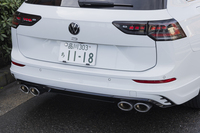 テールランプ内には6つの四角いエレメントが位置をずらして並べられ、より奥行きのあるデザインに。マフラーは左右2本ずつの4本出しだ。